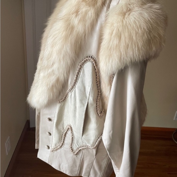 This is an absolutely stunning Norma Canada vintage women's Fur natural jacket - Picture 3 of 9
